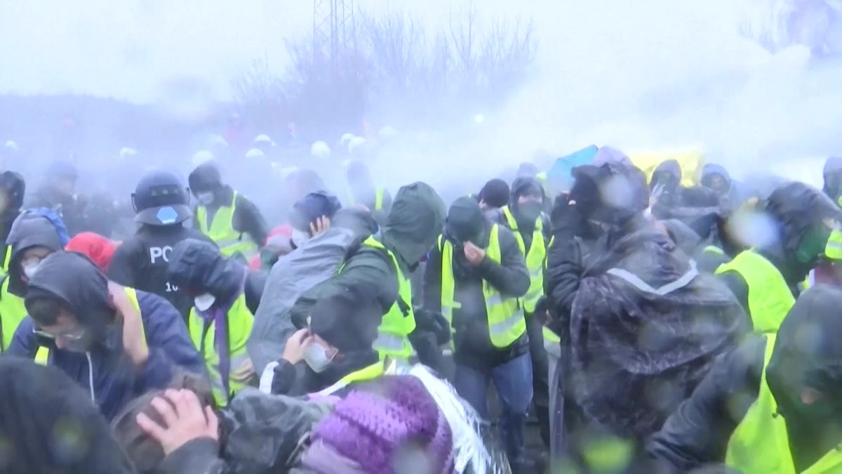 Proti akci AfD v Gießenu demonstruje až padesát tisíc lidí. Policie použila vodní děla