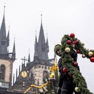 Souběžně se zdobením stromku probíhá i příprava adventních trhů. 