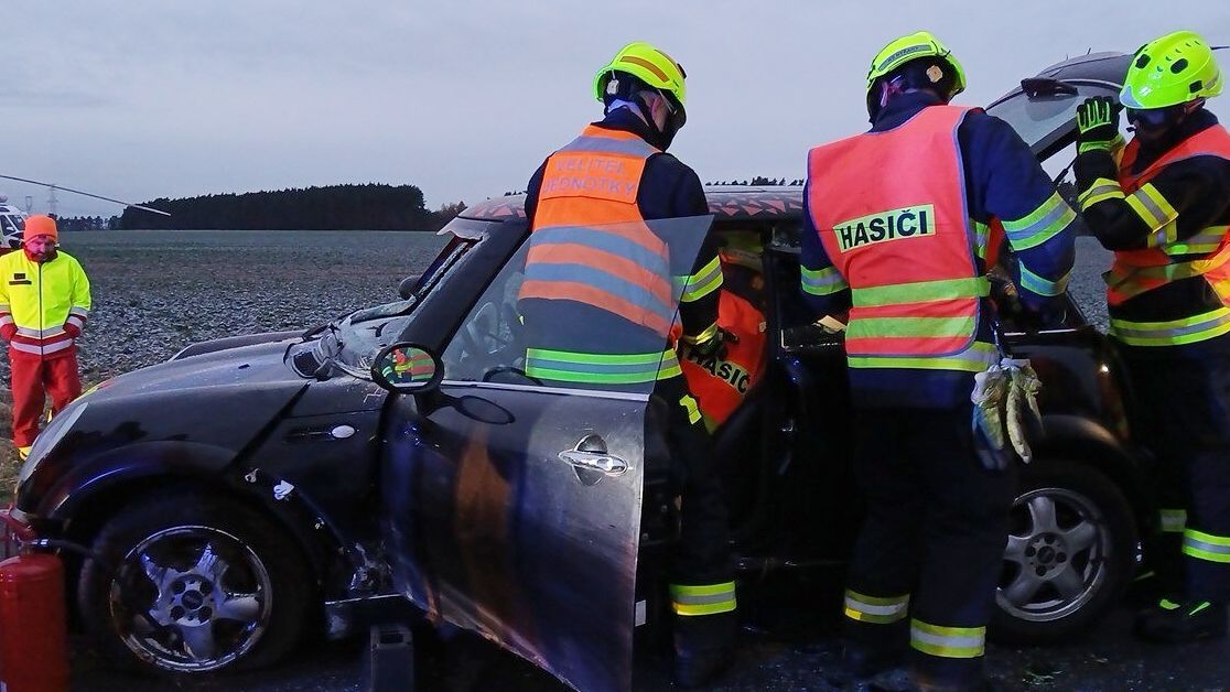 Řidička Mini Cooperu nezvládla zatáčku. Po nehodě na Plzeňsku zůstala ve voze zaklíněná