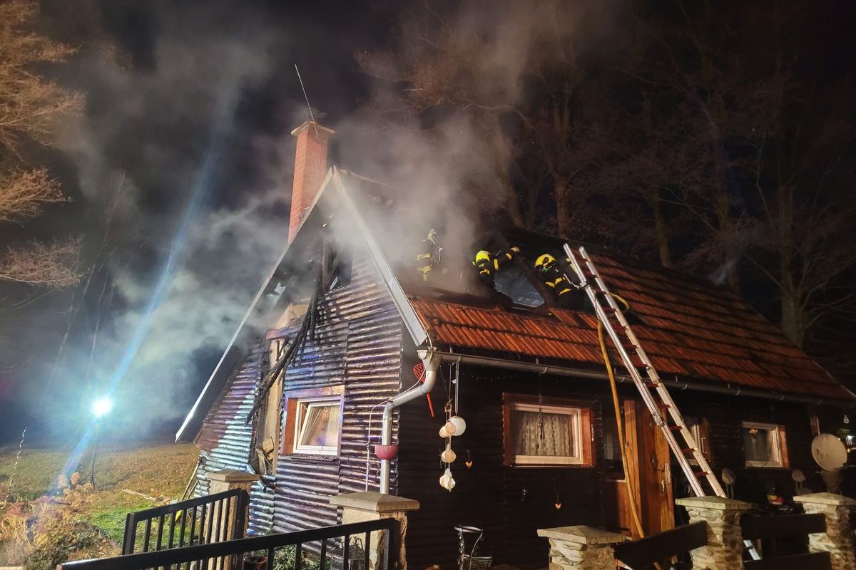 Na Bruntálsku hořela dřevěnice. Při požáru byla zraněna jedna žena
