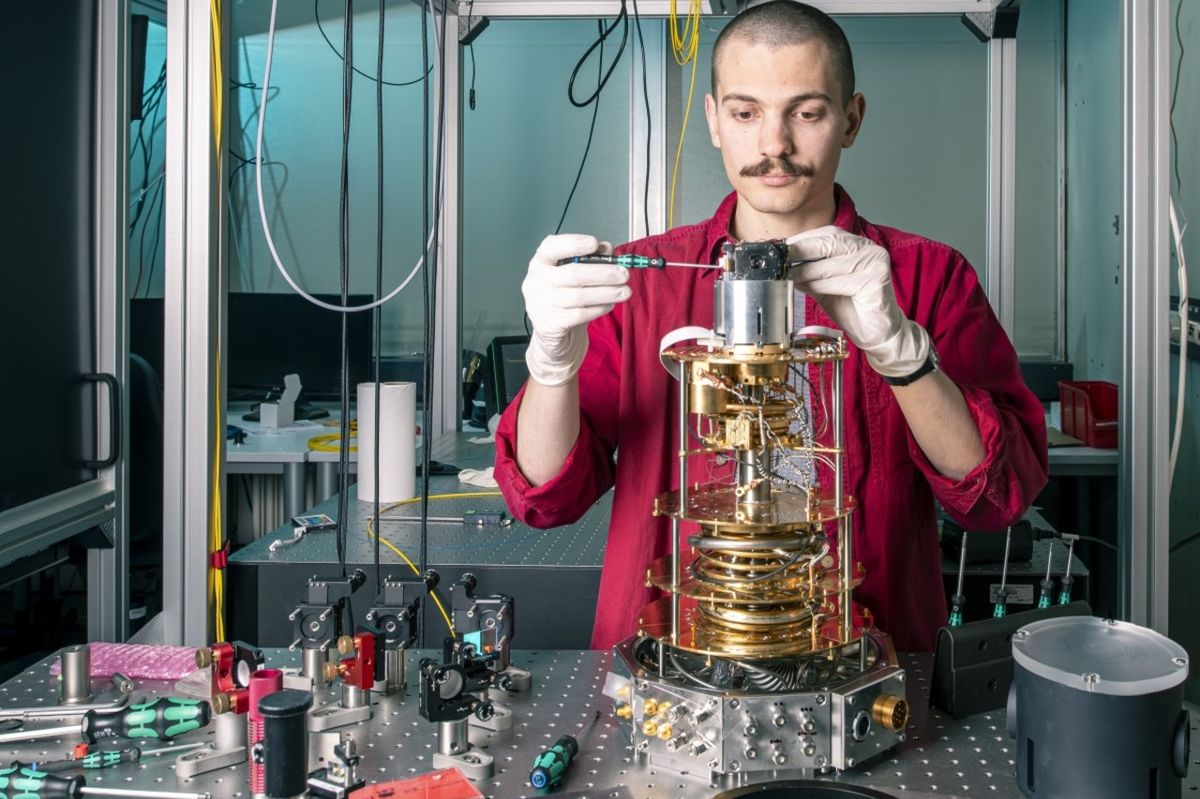 Evropští vědci pokládají základy kvantového internetu. Jsou mezi nimi i Češi