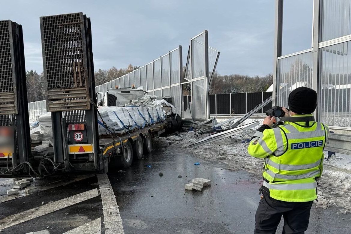 Řidič kamionu dostal na Frýdecko-Místecku smyk a narazil do protihlukové stěny. Část se zřítila na dálnici a projíždějící auta