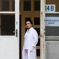 Veronika Freimanová hraje ve filmu psychiatričku.