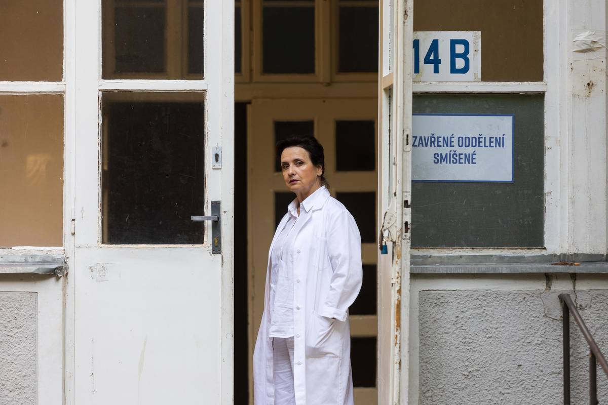 Veronika Freimanová hraje ve filmu psychiatričku.