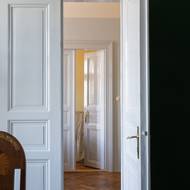 Architekti zachovali krásné dveře i parkety. 