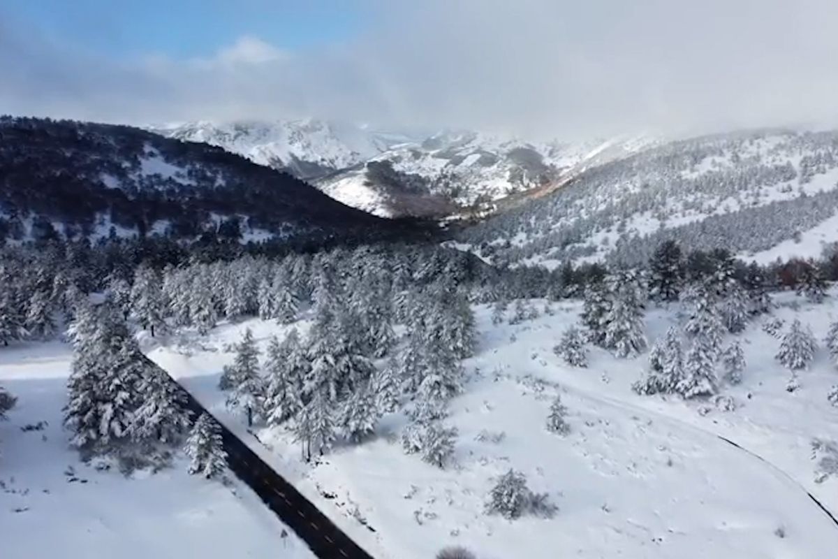 Neobvyklé záběry: Sever Španělska zasypal sníh už na podzim