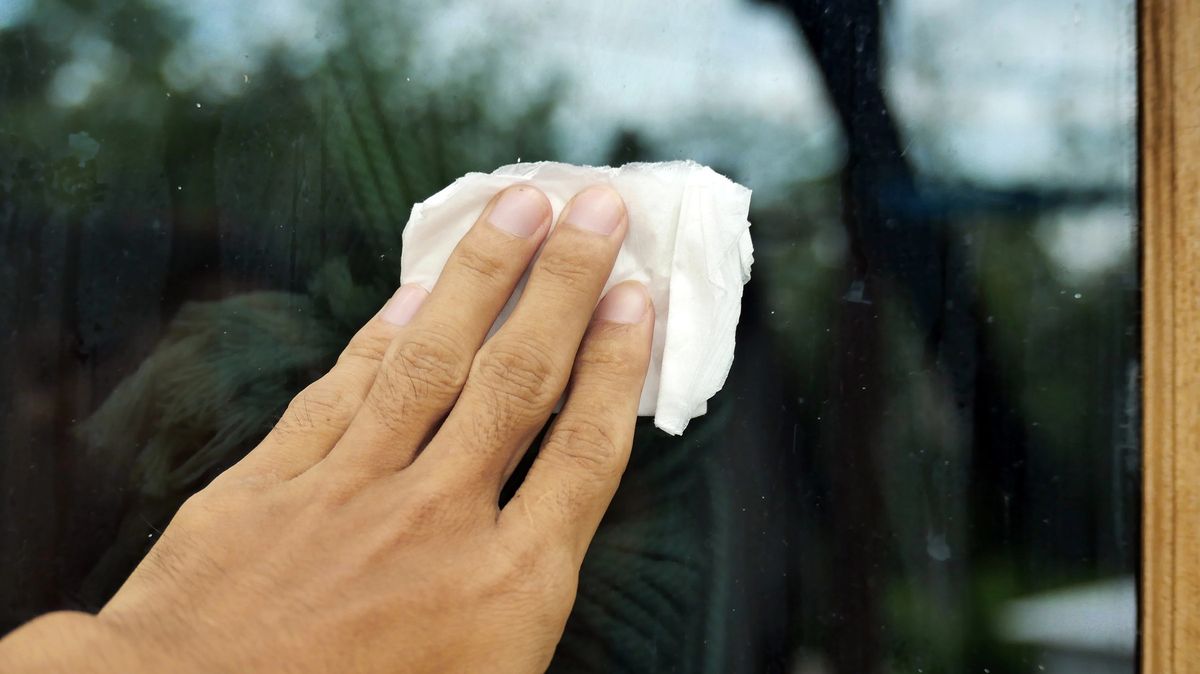 Pracovník muzea vyleštil zaprášené zrcadlo toaletním papírem, zničil tak cenné dílo