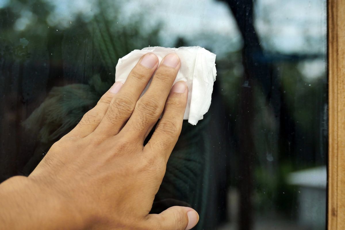 Pracovník muzea vyleštil zaprášené zrcadlo toaletním papírem, zničil tak cenné dílo