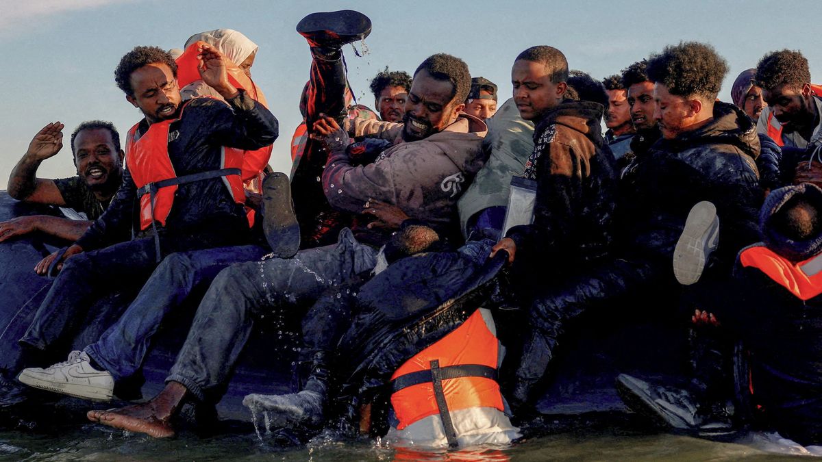 Francie po britském nátlaku začne v Lamanšském průlivu zastavovat migrantské čluny