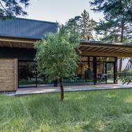 Střecha má výraznější přesah. 