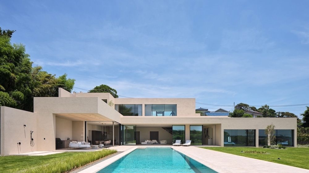 Návrh této minimalistické rezidence se řídil neobvyklým klíčovým prvkem – bazénem