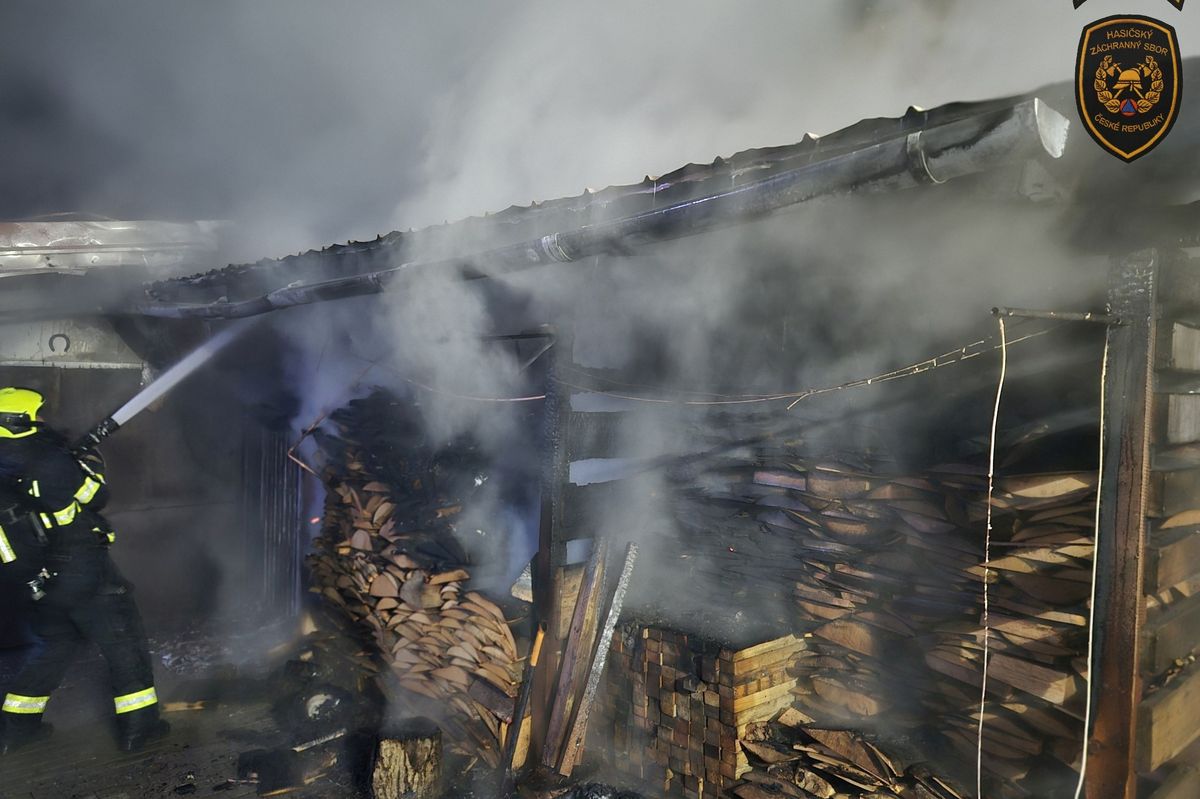 Hasiči vyjeli k požáru vyhřívané psí boudy na Kroměřížsku. Plameny se rozšířily na půdu k sousedům