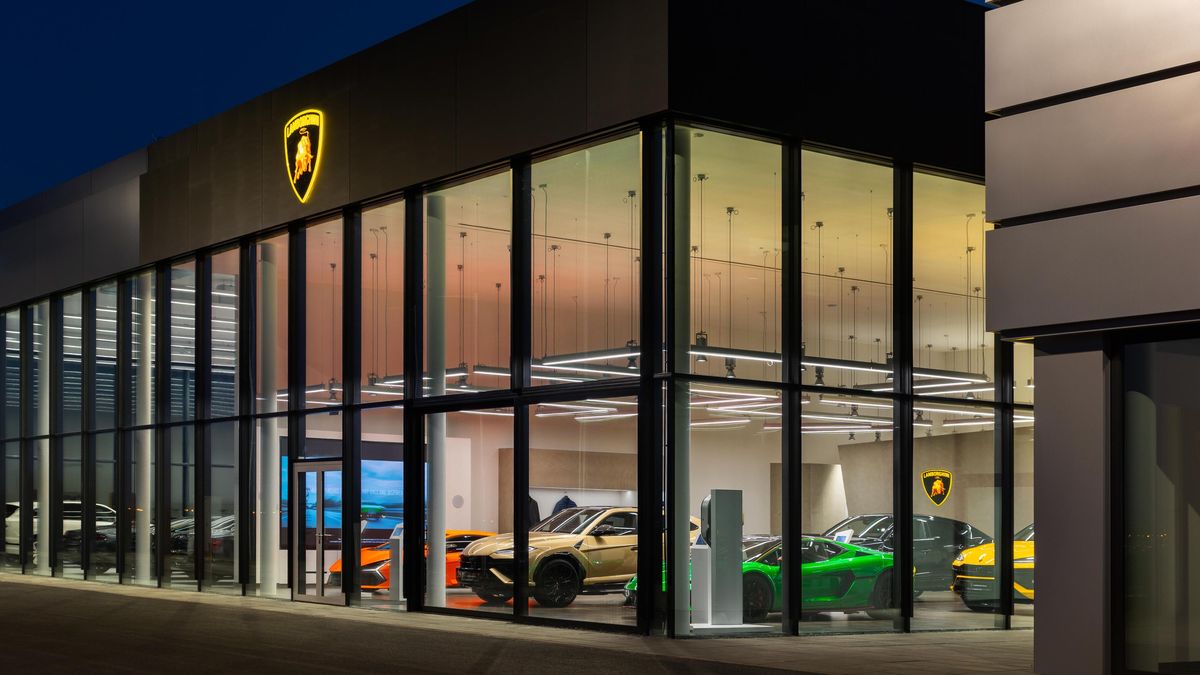 Rozzuřený býk má nový domov. Lamborghini v Praze otevřelo showroom