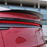 Zadní svítilny jsou tvořeny odrazovým materiálem.