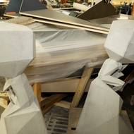 Socha Heavy Head Boye, která bude hlídat, aby se na podolské straně „správně zlobilo“.