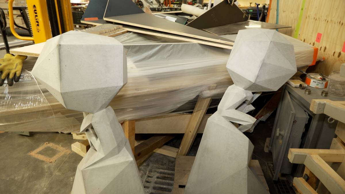 Socha Heavy Head Boye, která bude hlídat, aby se na podolské straně „správně zlobilo“.