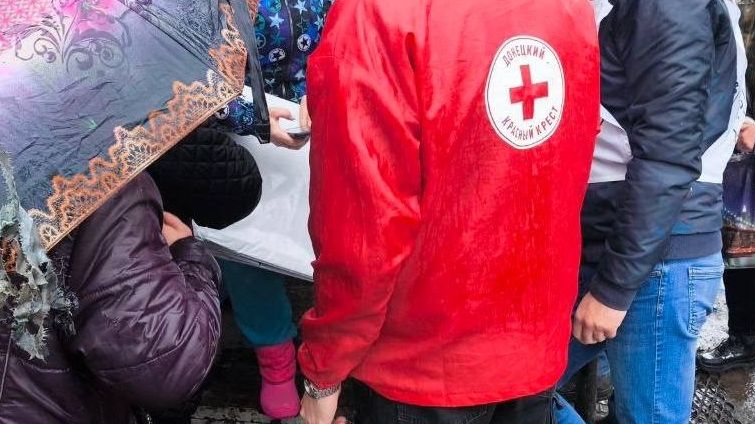 Ruský červený kříž stále více spolupracuje s Kremlem, svět mu dává peníze