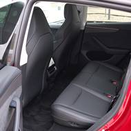 Zadní sedadla nabízejí dostatek prostoru.