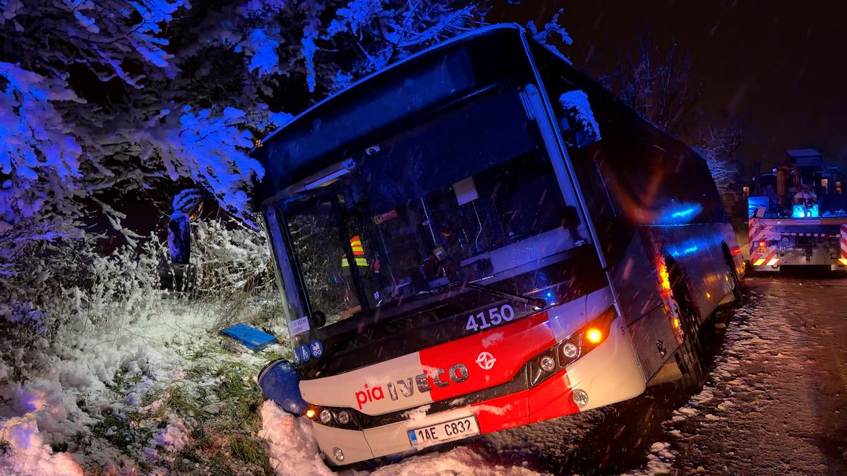 Nehoda autobusu uzavřela na několik hodin silnici u Ohrobce