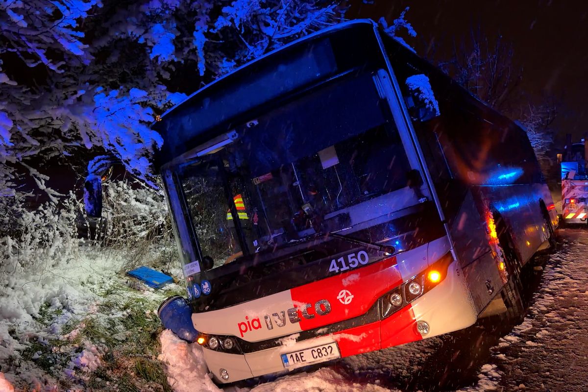 Nehoda autobusu uzavřela na několik hodin silnici u Ohrobce