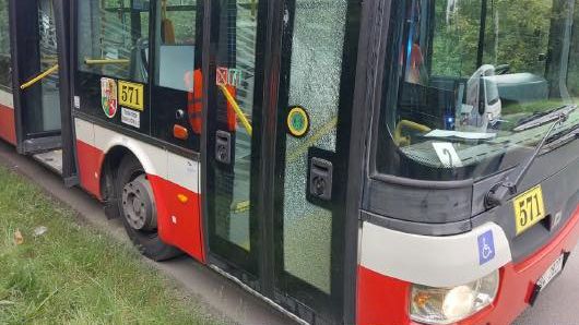Rozčílený muž nestihl v Plzni spoj, v záchvatu vzteku hodil po autobusu lahev