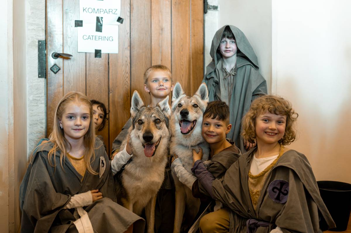 Dětský komparz při natáčení byl poměrně početný. Na place nechyběla ani zvířata.