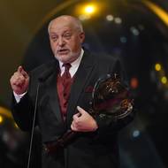 Jan Ježek po celou svoji dlouholetou kariéru září jak v operetních, tak muzikálových rolích – kromě nich ovšem vynikl i na poli operním. Thálii získal za celoživotní mistrovství.