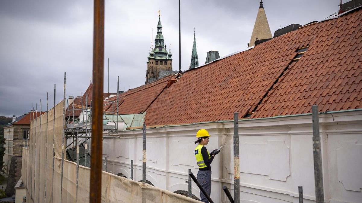 FOTO: Panorama Hradu se barví dozelena, dělníci mají záchod s nejlepším výhledem v republice