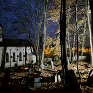 Kapli Panny Marie a hroby ozářily v nedělním podvečeru desítky svící.