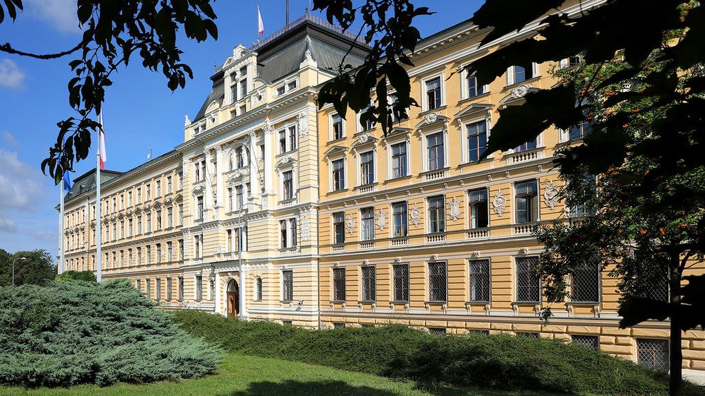 Rozjeté miliardy a velká očekávání. Co čeká nového ministra obrany