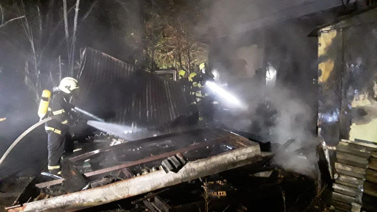 Rybáři zachránili ve Veselí nad Moravou tři lidi z hořících unimobuněk