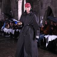 Inspirace historickými kostýmy byla patrná hlavně u artefaktů v podobě zdobené koruny či královského jablka.