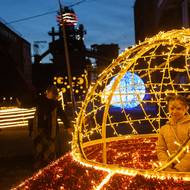 Do některých exponátů si mohou lidé i sednout. 