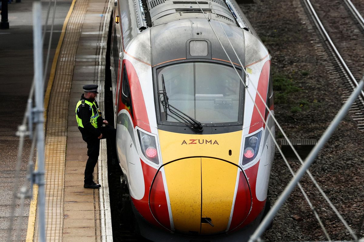 Nic míň než hrdinství. Policie chválí reakci zaměstnanců britské železnice při útoku na cestující