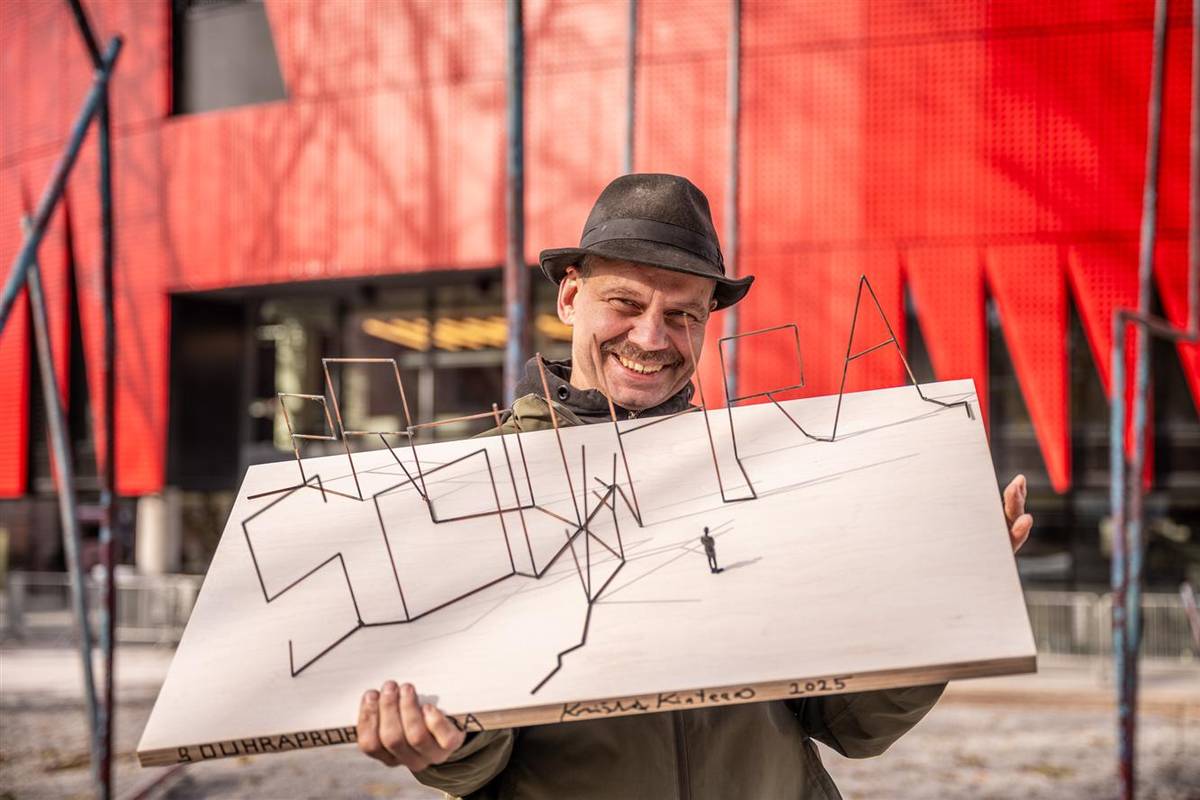 Krištof Kintera s modelem sochy Souhraprohravýhra před Horáckou arénou v Jihlavě.