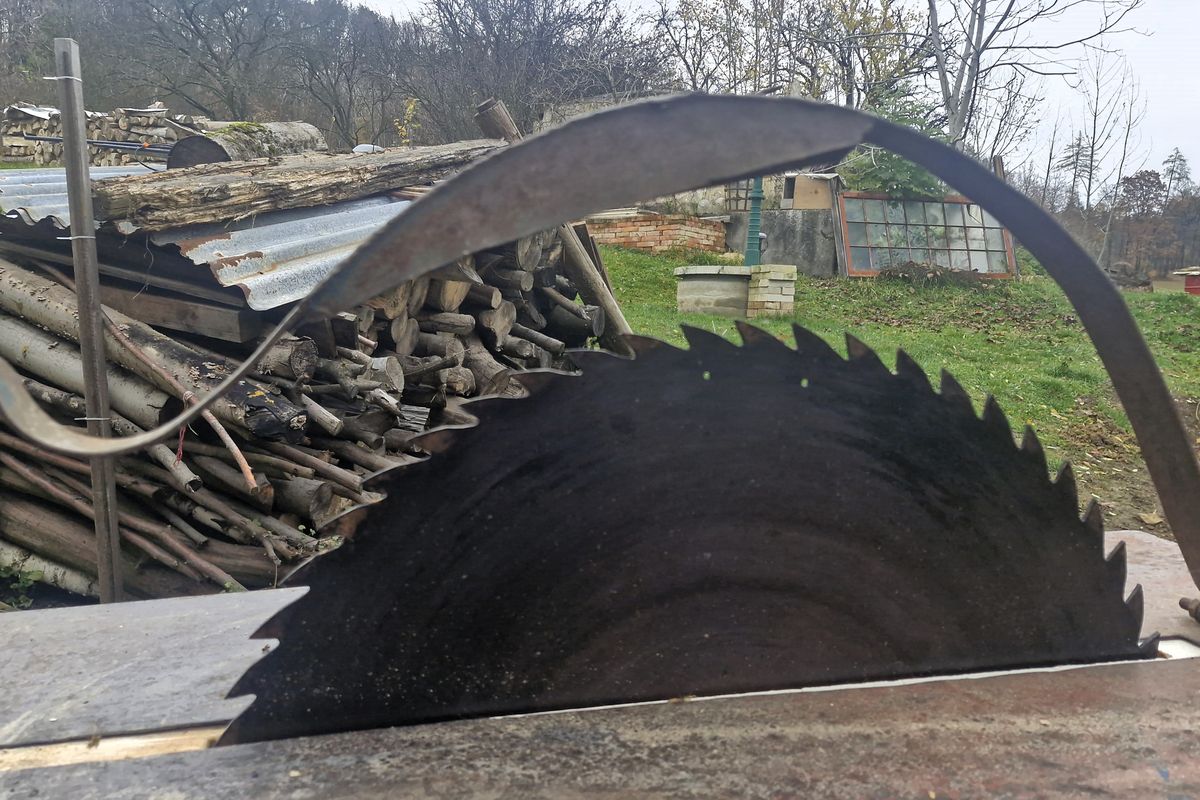 Senior v Beskydech si na cirkulárce uřízl ruku