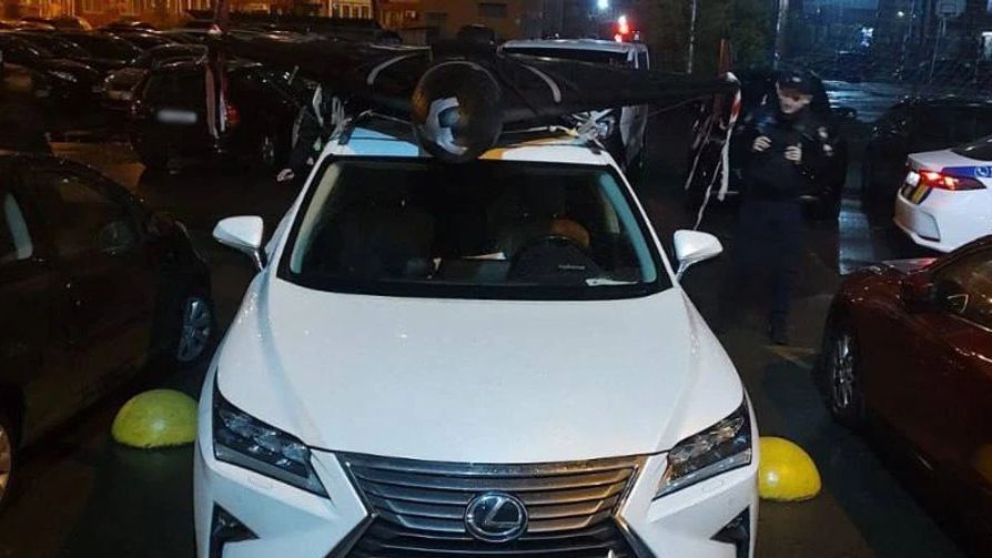 Muž v Kyjevě převážel na střeše auta ruský šáhid