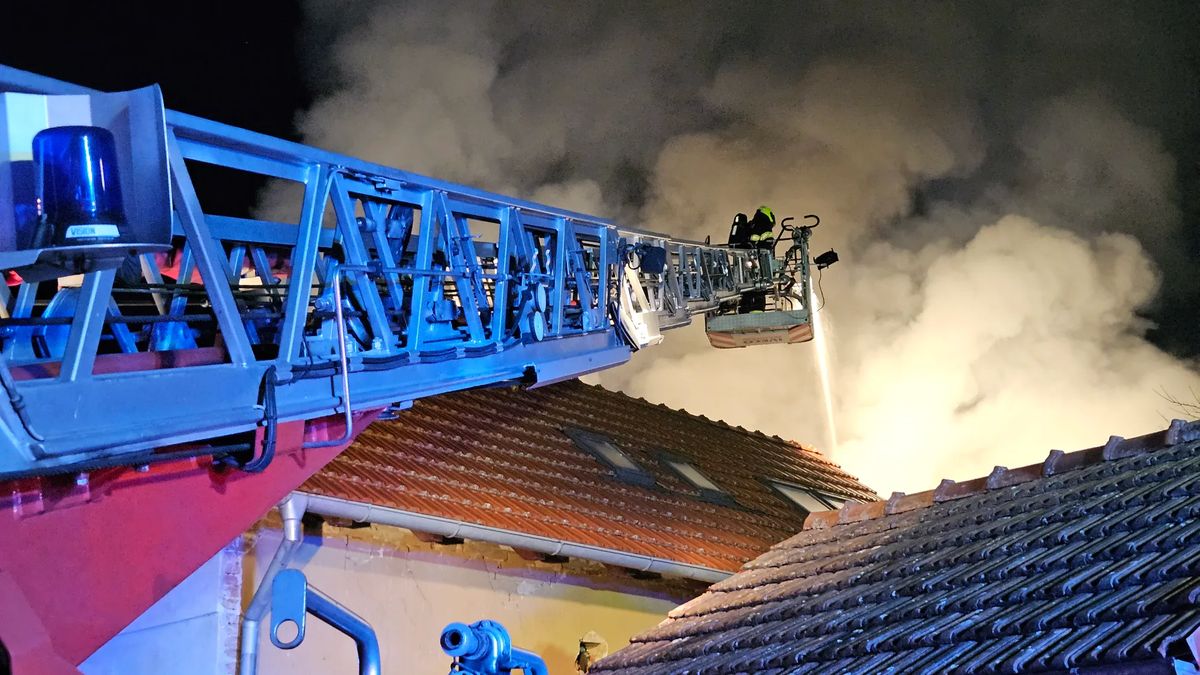 Na Brněnsku hořel dům zaskládaný harampádím, majitele našli mrtvého