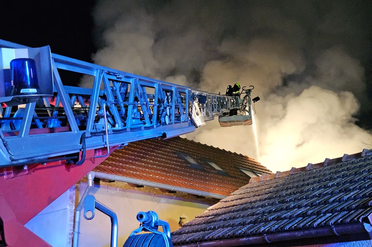 Na Brněnsku hořel dům zaskládaný harampádím, majitele našli mrtvého
