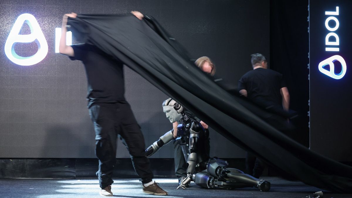 Rusové se chlubili humanoidním AI robotem. Naprosté fiasko pak narychlo skrývali oponou