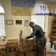 Zatavené sáčky s jídlem zabalí do banánových krabic a ty pak posílají přes celou zemi na východ