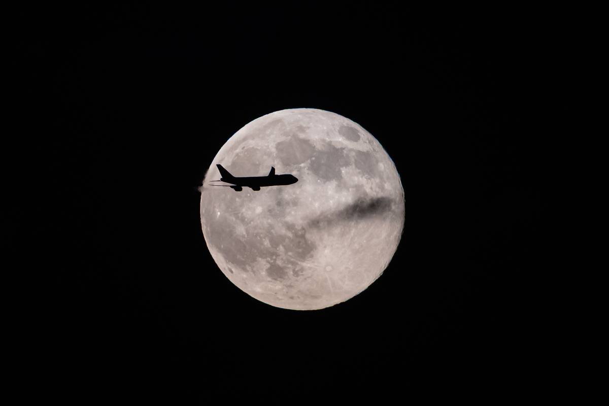 Obrazně letěl přes Měsíc i Boeing 747 z Aljašky do Louisville v americkém Kentucky.