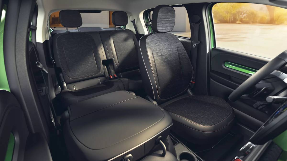 Sedadlo předního spolujezdce lze pro větší variabilitu kabiny sklopit.