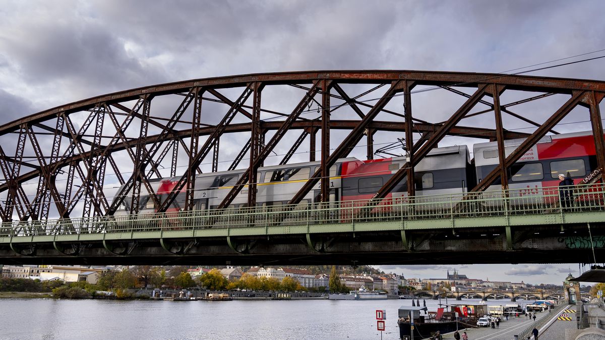 FOTO: Zbourat, či opravit? Železniční most přes Vltavu rozděluje veřejnost.