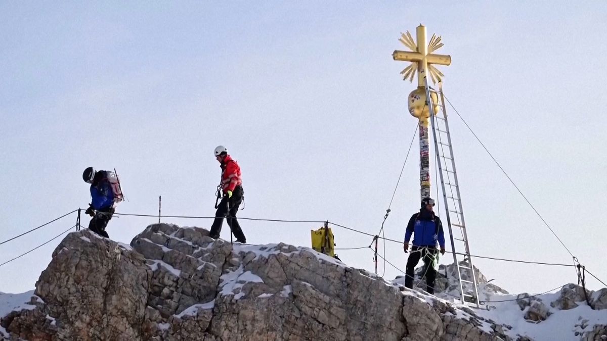Samolepkové šílenství. Vrcholový kříž na nejvyšší německé hoře čeká kvůli turistům oprava