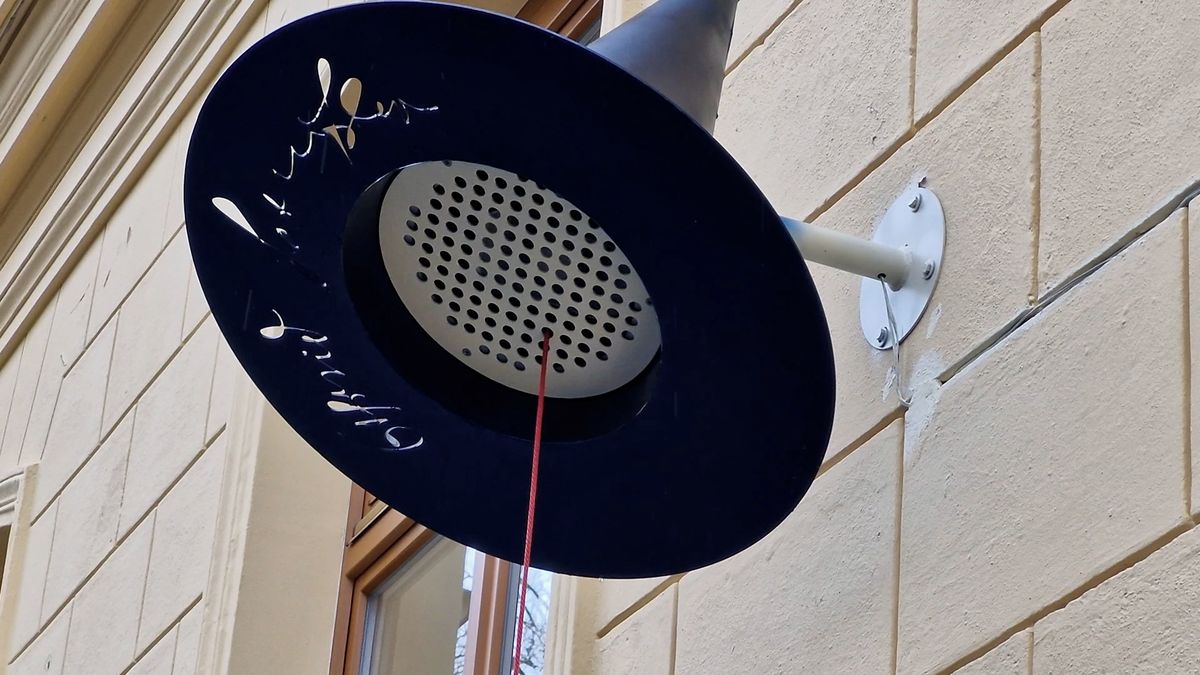 Magický klobouk na budově školy v Liberci mluví a připomíná světoznámého spisovatele