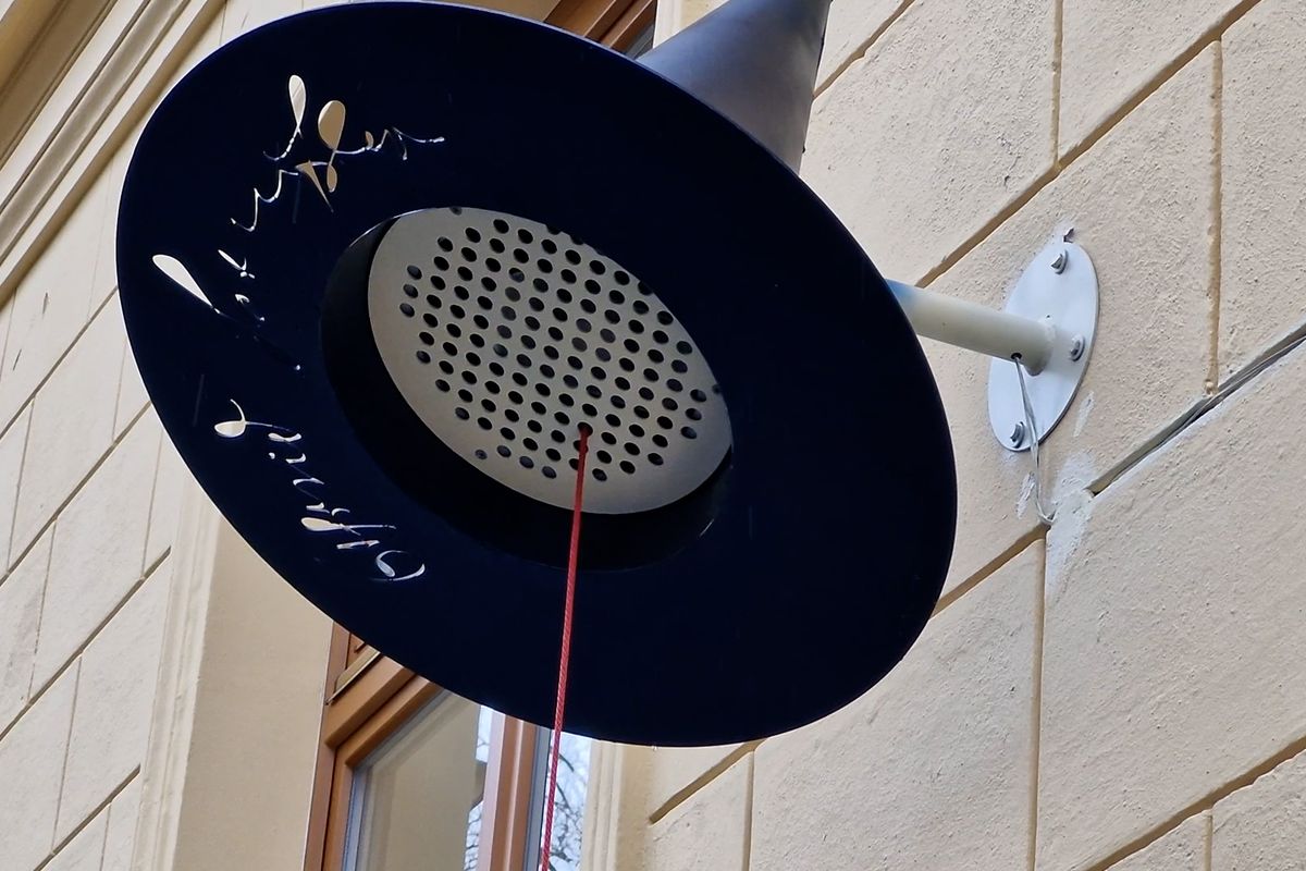 Magický klobouk na budově školy v Liberci mluví a připomíná světoznámého spisovatele