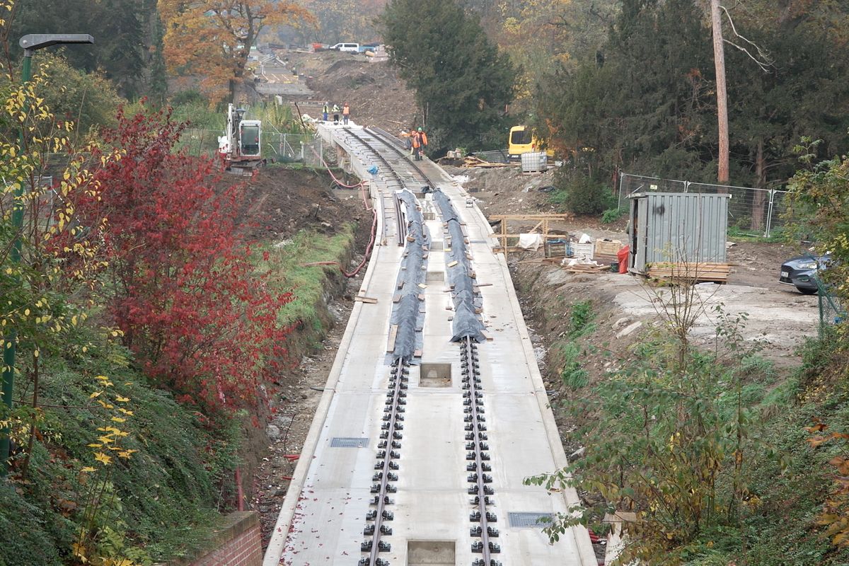 Na petřínskou lanovou dráhu už se pokládají koleje. Cestující se svezou v létě