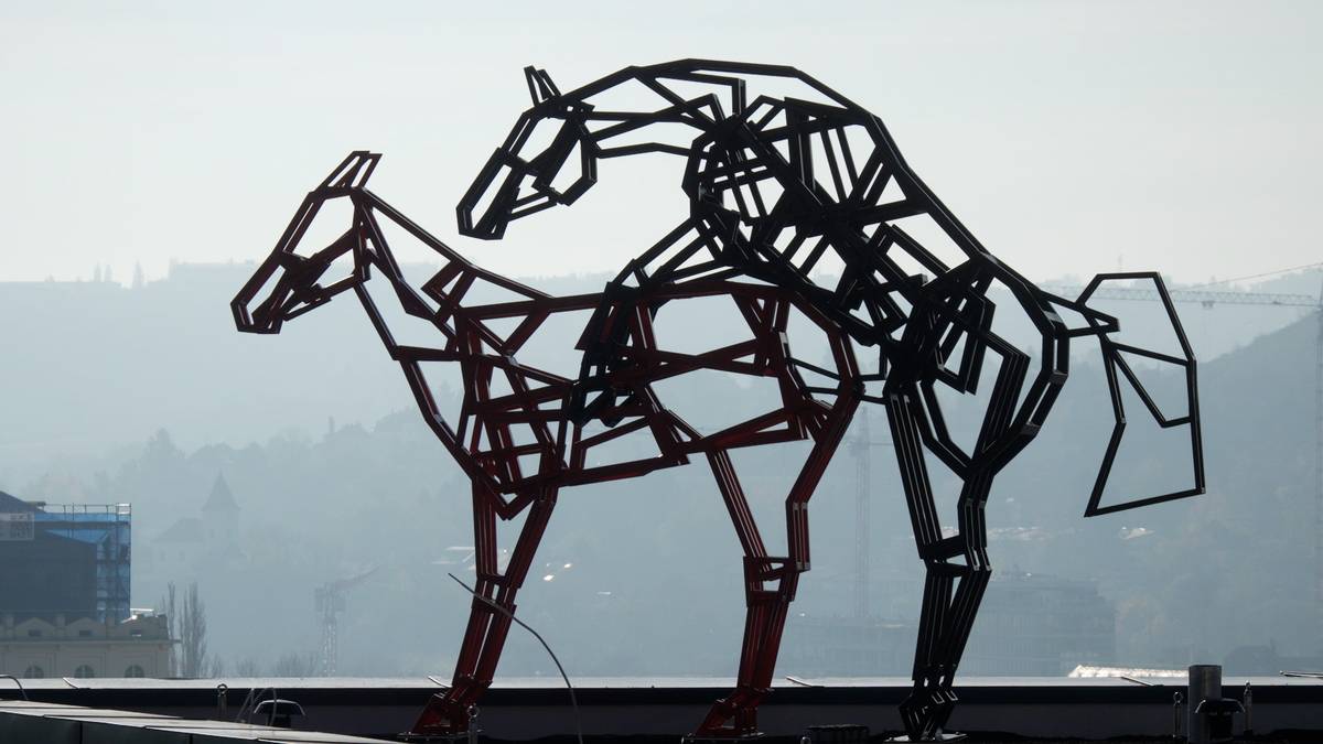 Socha Šemík Happy End na střeše domu v Podolí