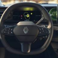 Kabina nabídne jednoduché rozhraní se stylovými barevnými doplňky a dvojicí displejů ve standardu.